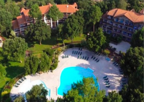 Great condo between gold course and beach